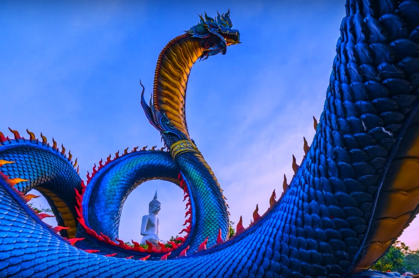 Ngoi den co tuong Phat trang va than ran khong lo o Thai Lan hinh anh