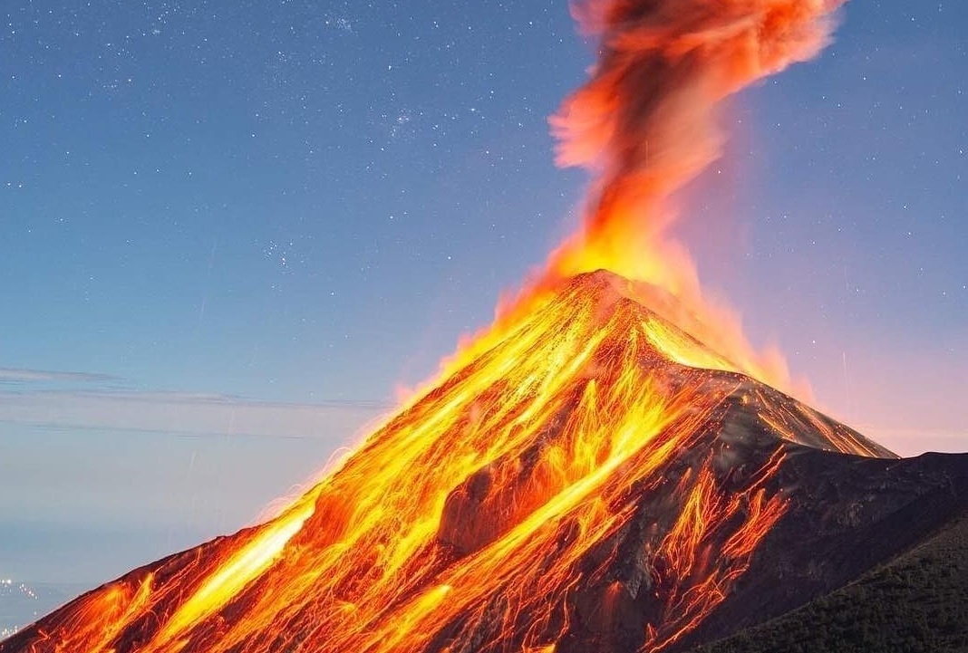 Canh tuong huy diet manh liet cua ngon nui lua phun trao hinh anh