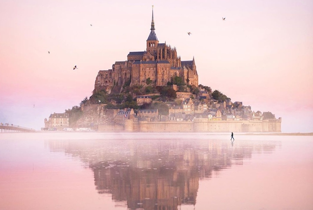 Lau dai co kinh noi giua mat nuoc o Phap hinh anh