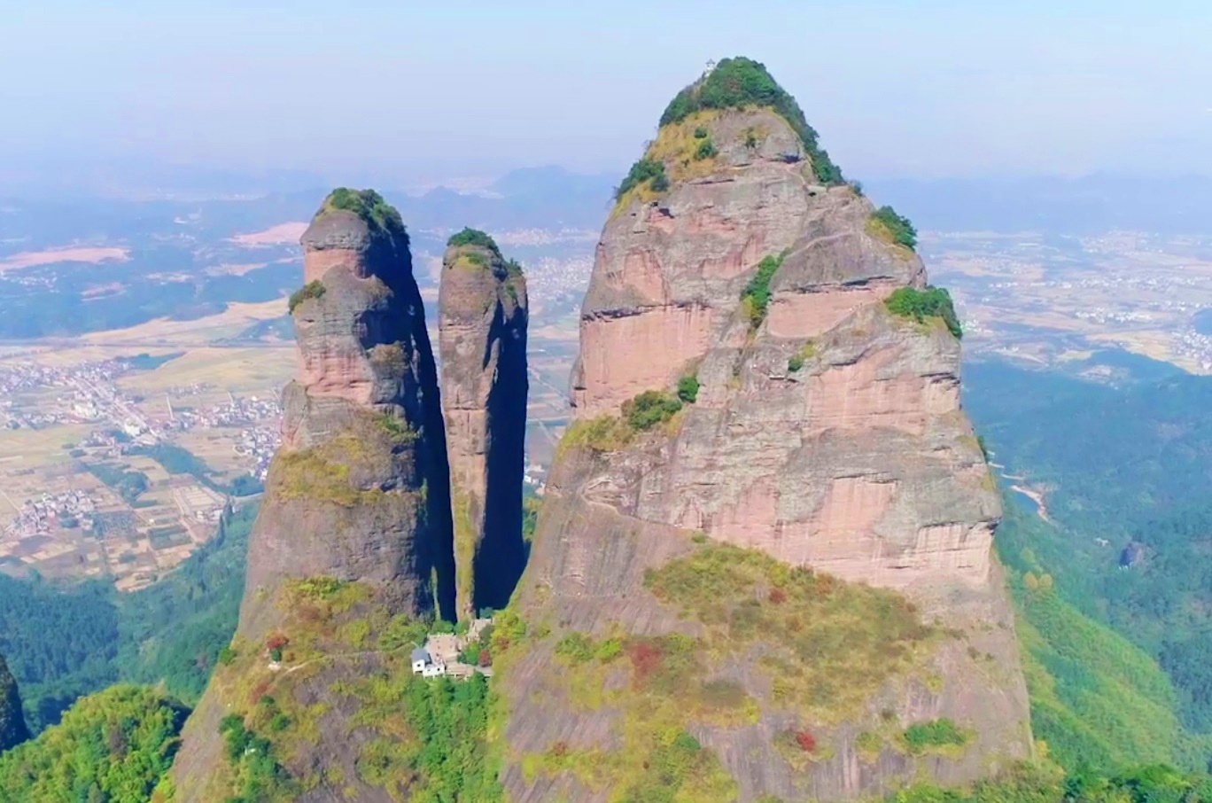 Leo 3.500 bac thang len dinh 3 cot da co dung dung o Trung Quoc hinh anh