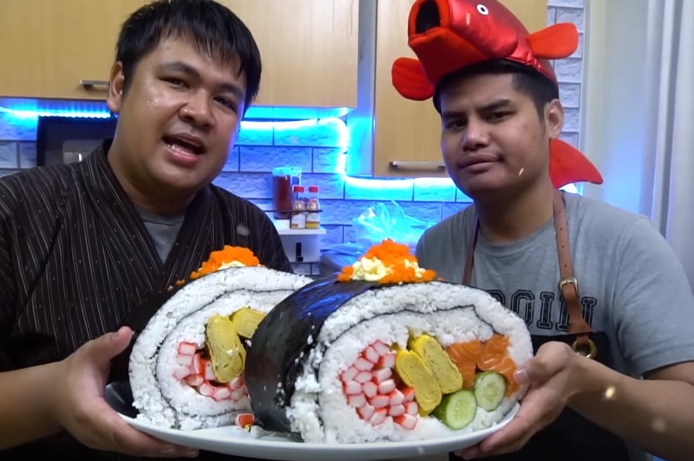 Lam cuon sushi khong lo voi 120 qua trung va 2 kg com trang hinh anh