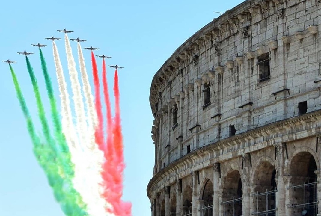 Khong quan Italy trinh dien ve quoc ky tren bau troi hinh anh