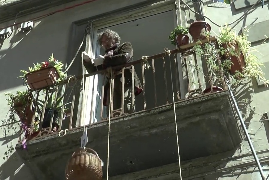 Nguoi dan ong chia se do an cho nguoi vo gia cu tu ban cong hinh anh