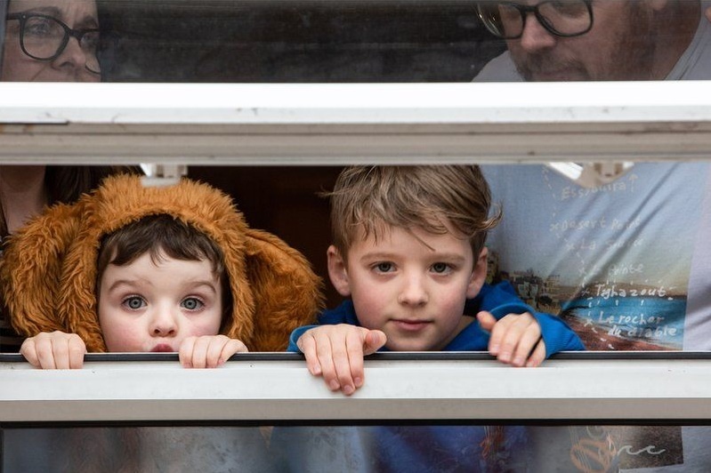 Nhung nu cuoi phia sau o cua tu cach ly o Anh hinh anh