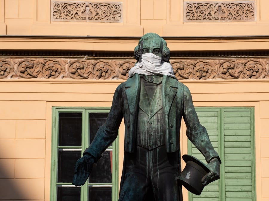 buc tuong deo khau trang anh 2