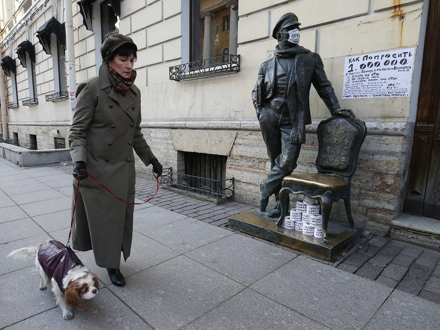 buc tuong deo khau trang anh 3