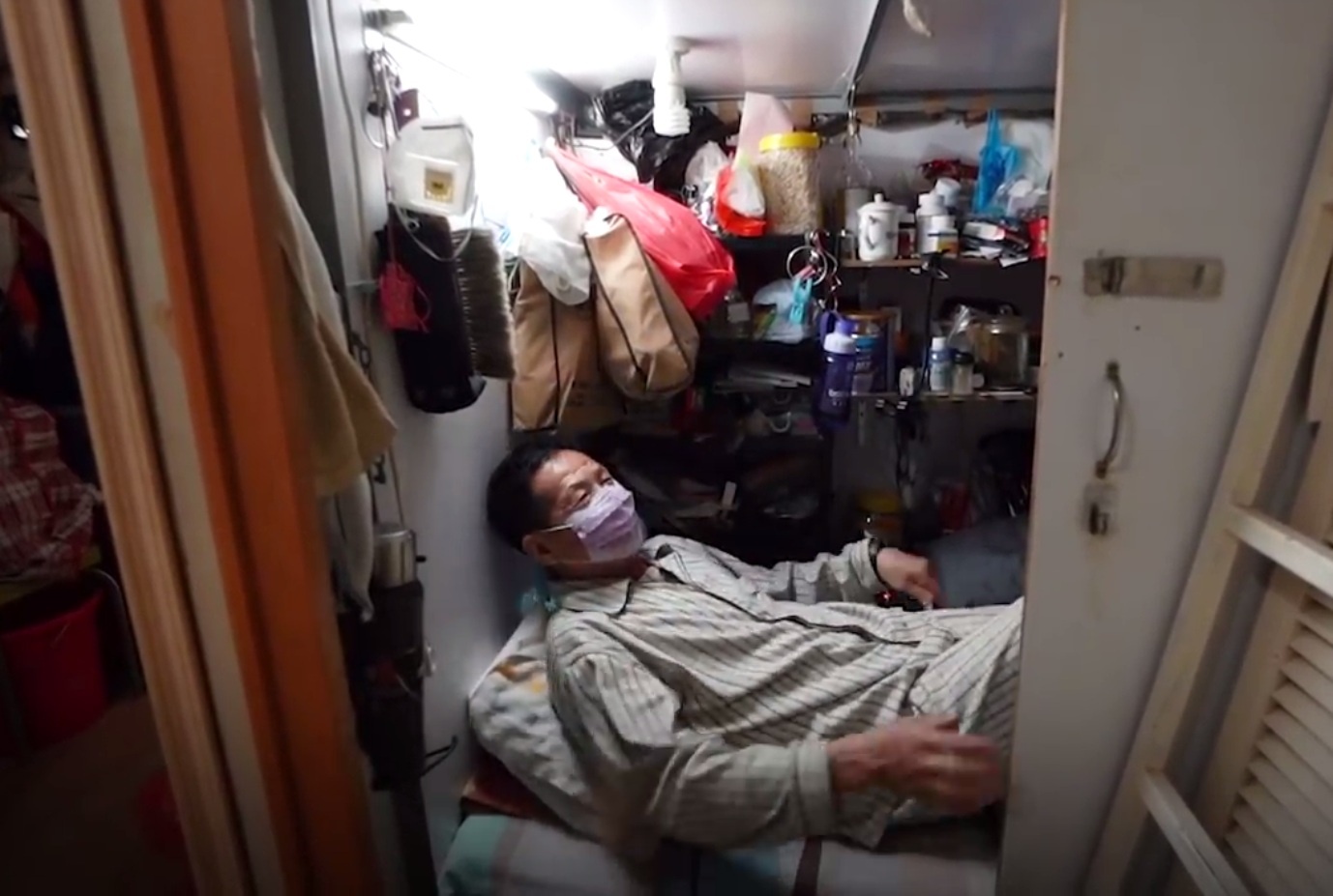 Cuoc song cua 18 nguoi trong nha long 47 m2 o Hong Kong hinh anh