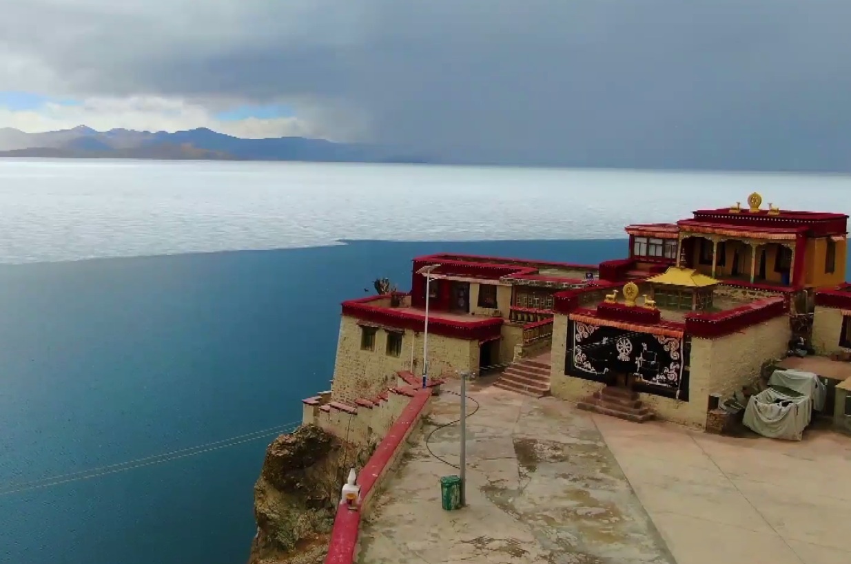 Ho nuoc dep nhu ngoc tan bang khi nhiet do tang o Tay Tang hinh anh