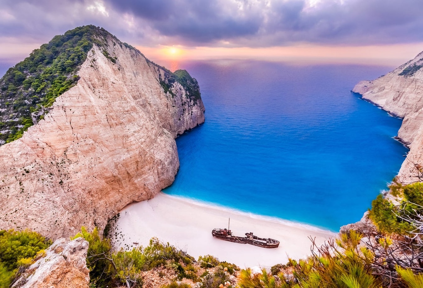 Nhung bai bien dep noi tieng co xac tau dam bi an hinh anh