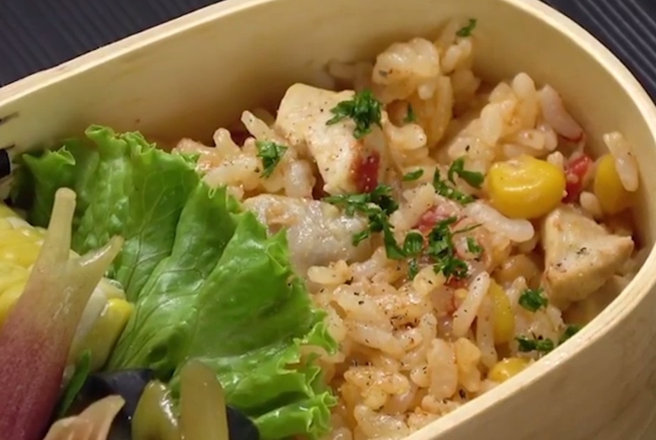 Bua trua nhanh gon voi com thit ga nau noi com dien hinh anh