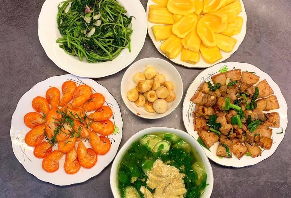 Thuc don bua com ngay he thom ngon, du chat hinh anh