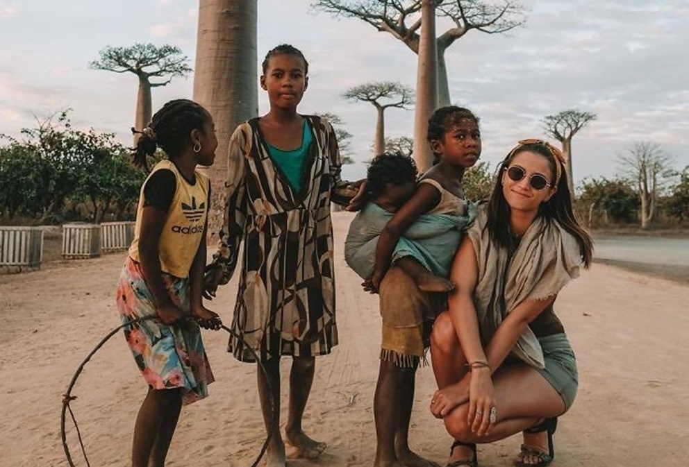 Co gai ke chuyen tro thanh nguoi tre nhat di vong quanh the gioi hinh anh