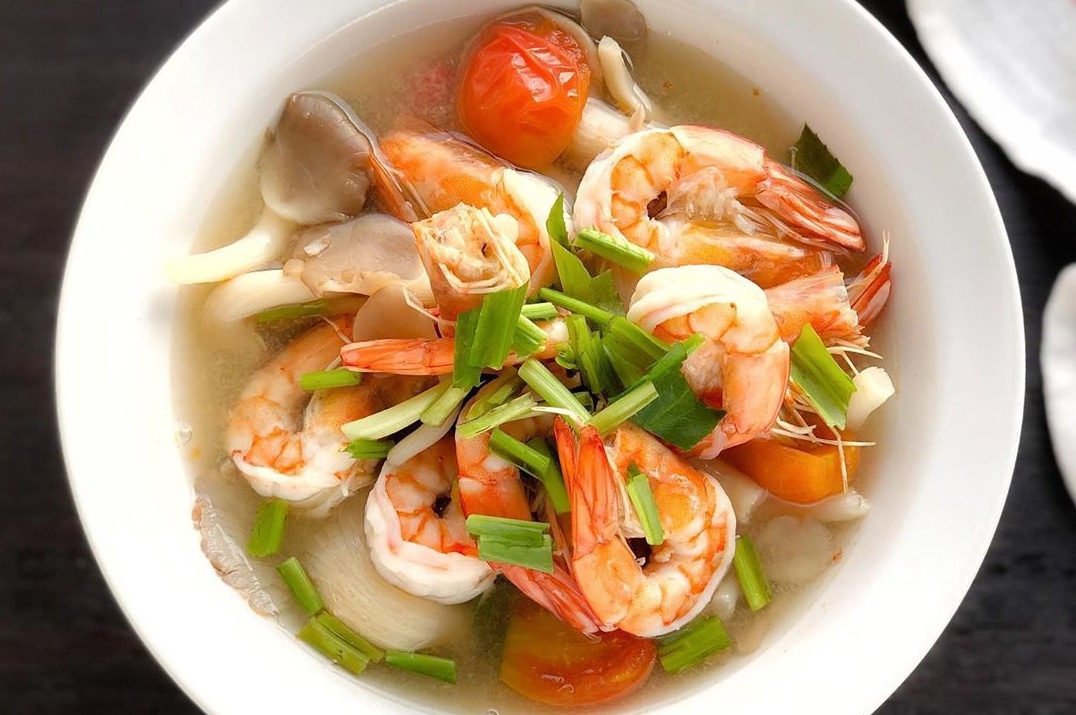 Nau canh Tomyum chua ngot giai nhiet mua he hinh anh
