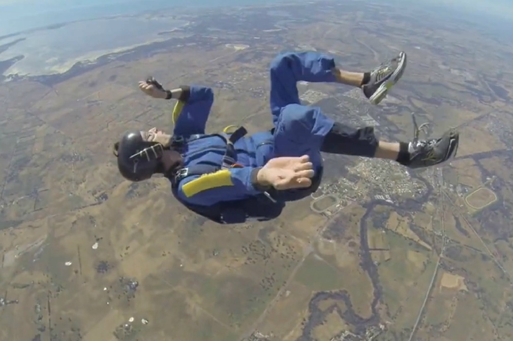 Chang trai bi co giat khi nhay du va roi tu do tu do cao 2.740 m hinh anh