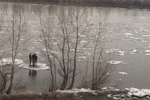 3 nguoi dung tren bang mong, tha troi theo dong song hinh anh