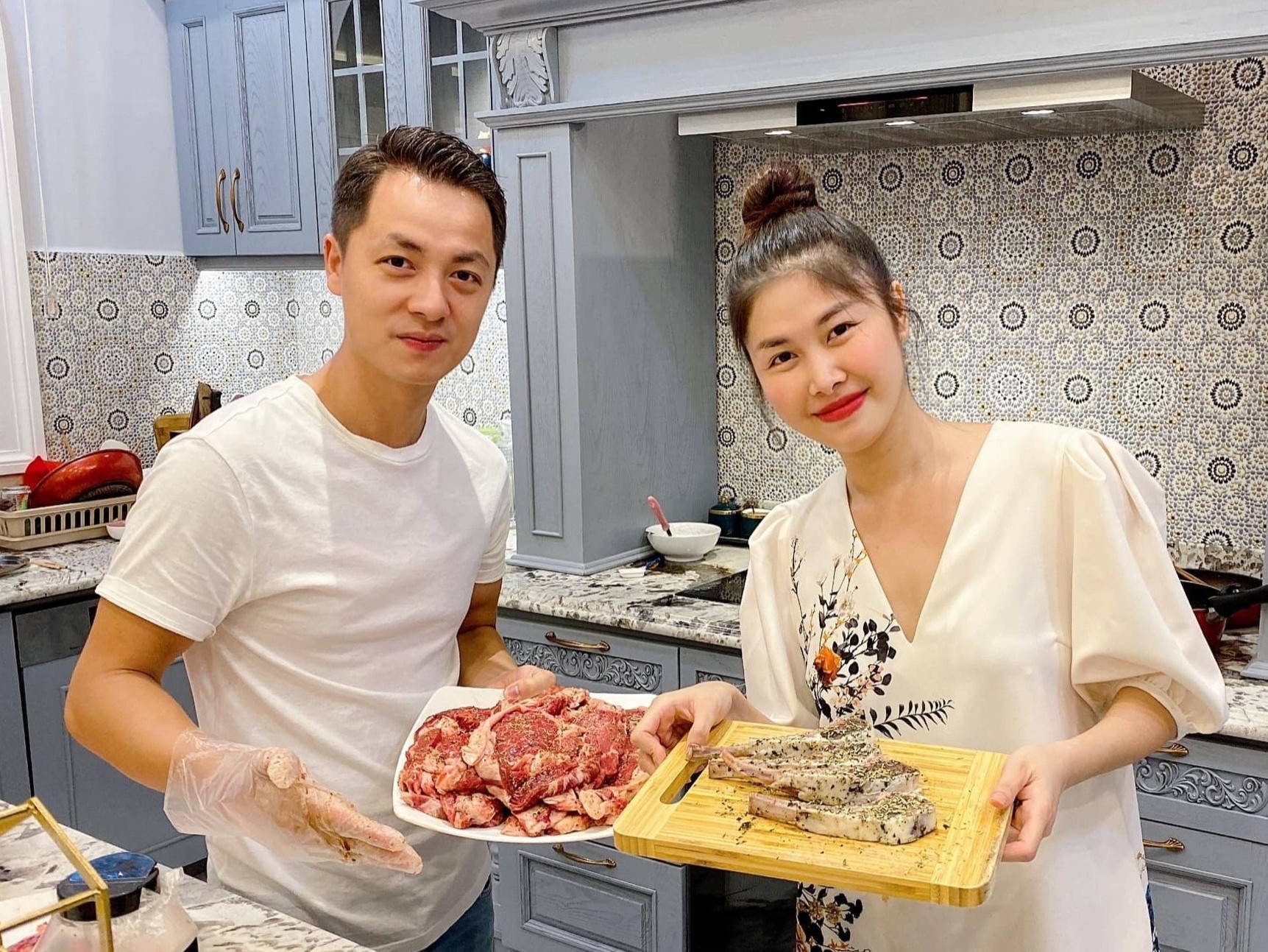 Can bep Tan co dien tu tay thiet ke cua vo chong Dang Khoi hinh anh