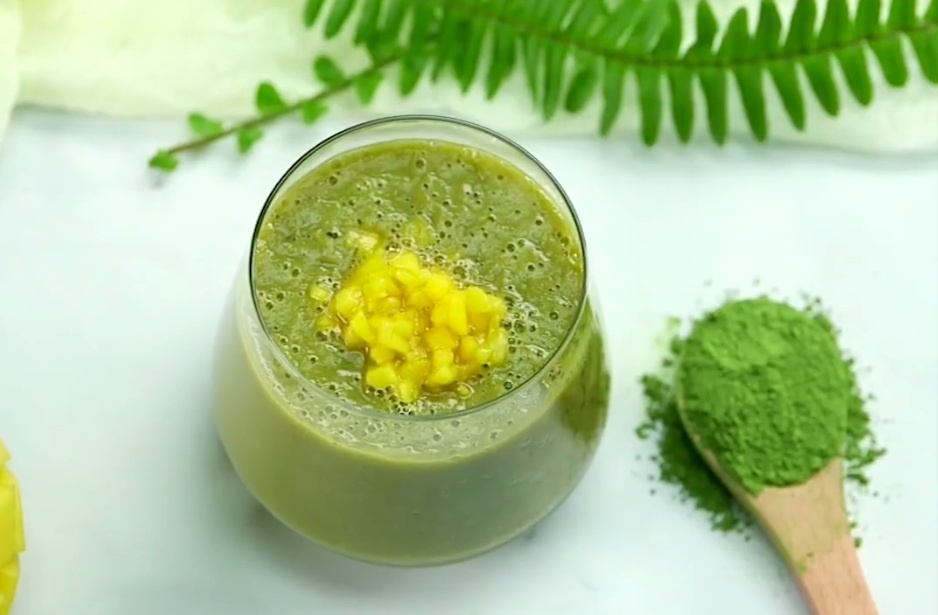 Giai nhiet mua he voi sinh to xoai, chuoi, tra xanh la vi hinh anh