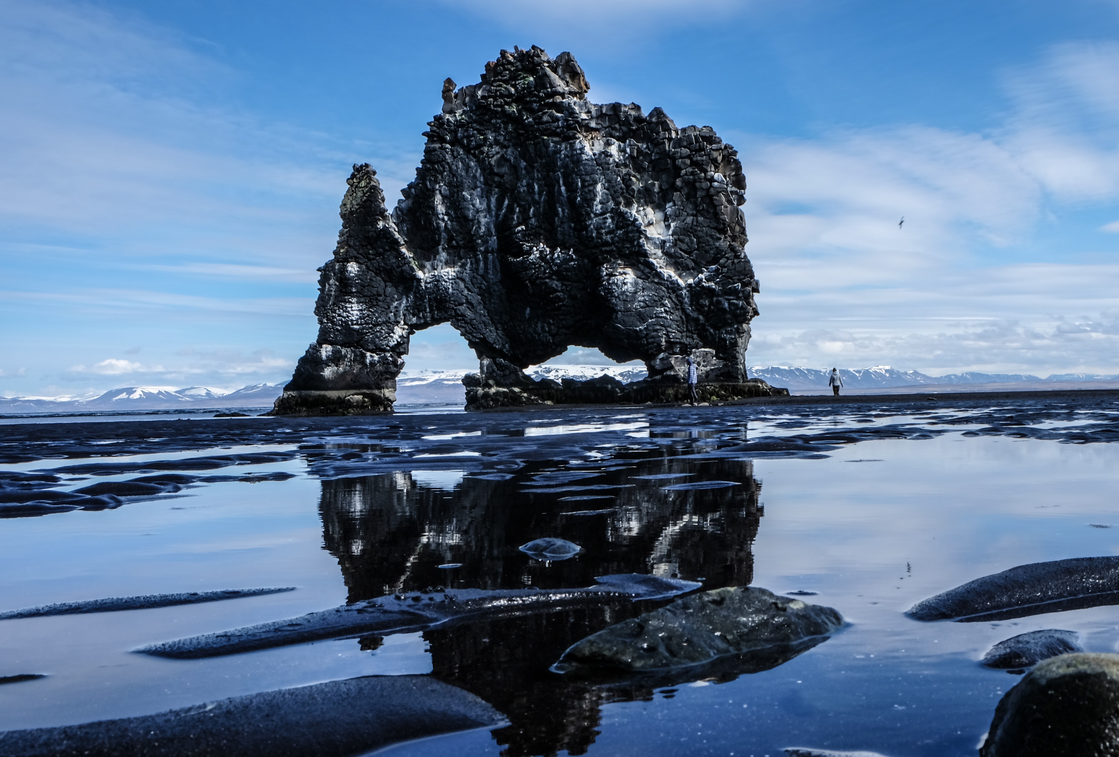 Khoi da hinh khung long cao 15 m ngoai khoi Iceland hinh anh