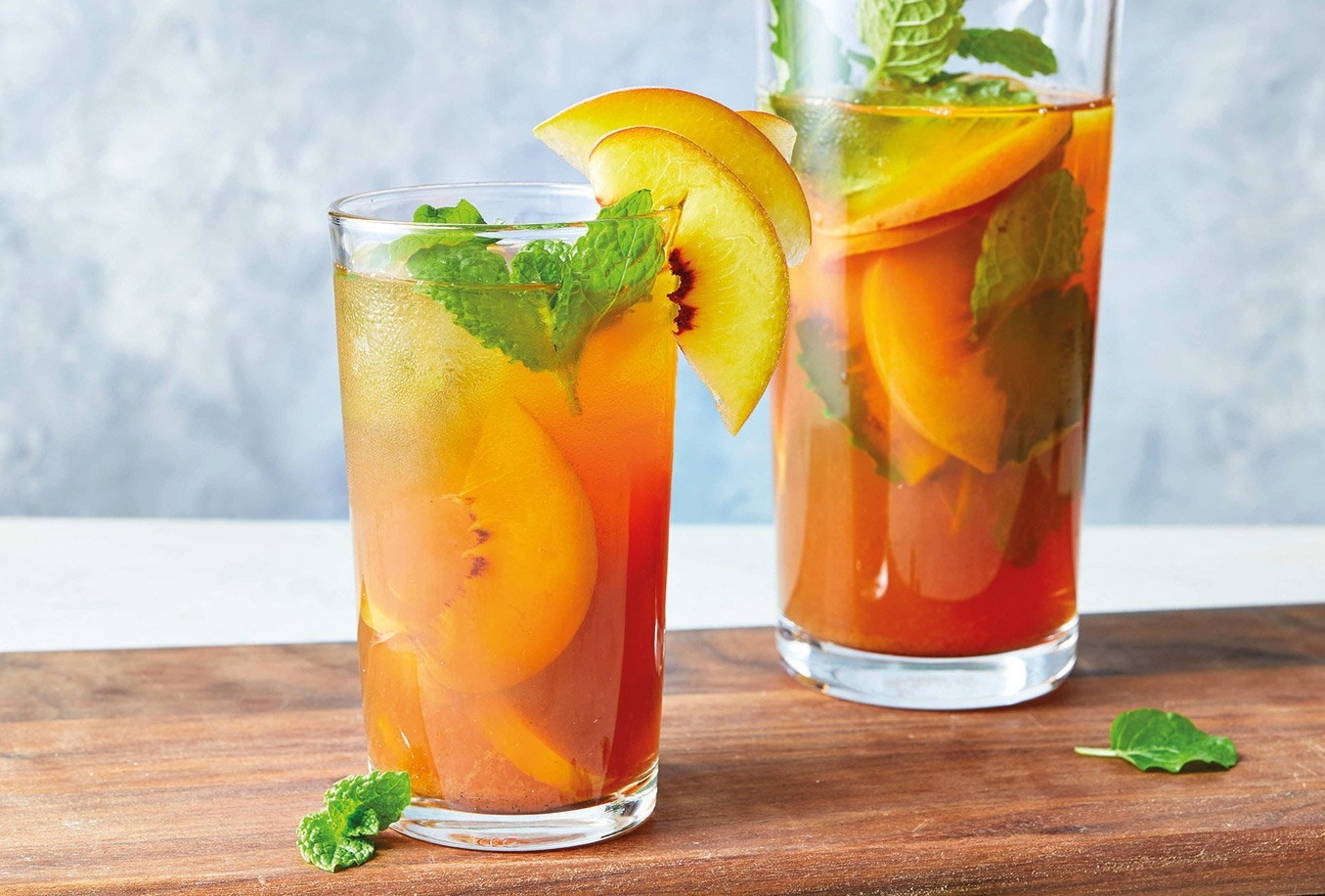 Pha tra dao thom mat giai nhiet ngay nang gat hinh anh