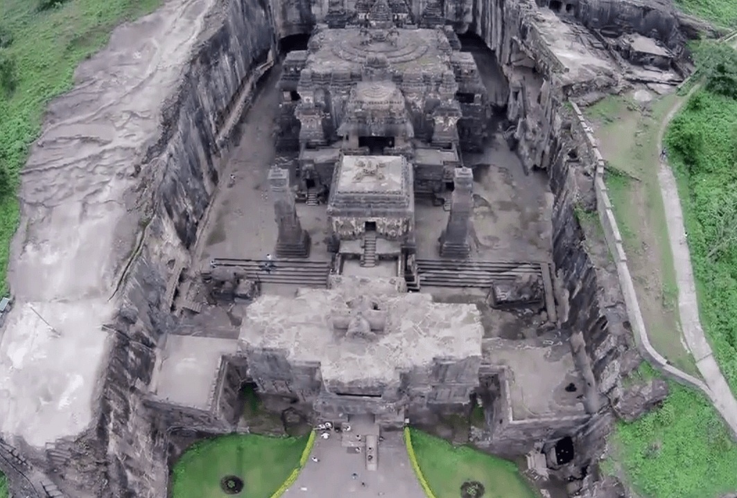 Bi an ngoi den co cham khac tu mot khoi da khong lo o An Do hinh anh