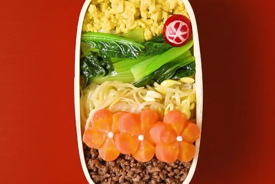 Chuan bi hop com trua don gian voi thit bo xay xao va trung bac hinh anh