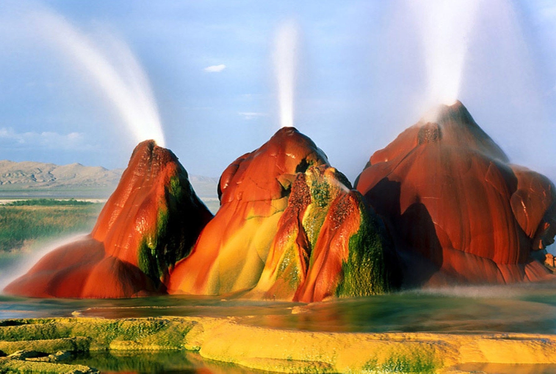 Go da phun nuoc nong hon 90 do C giua sa mac My hinh anh