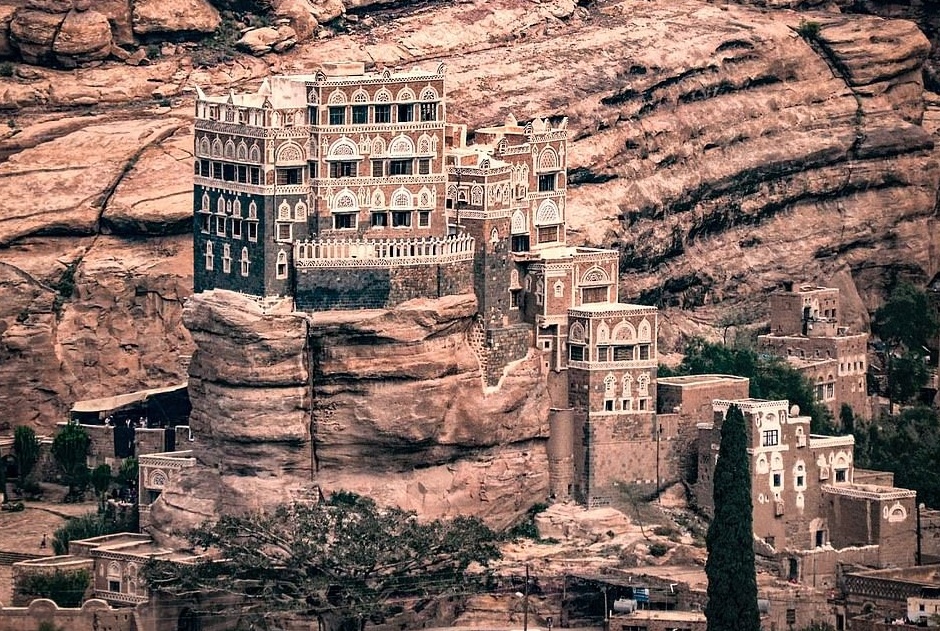 Cung dien 100 nam tuoi xay tren cot da thang dung o Yemen hinh anh