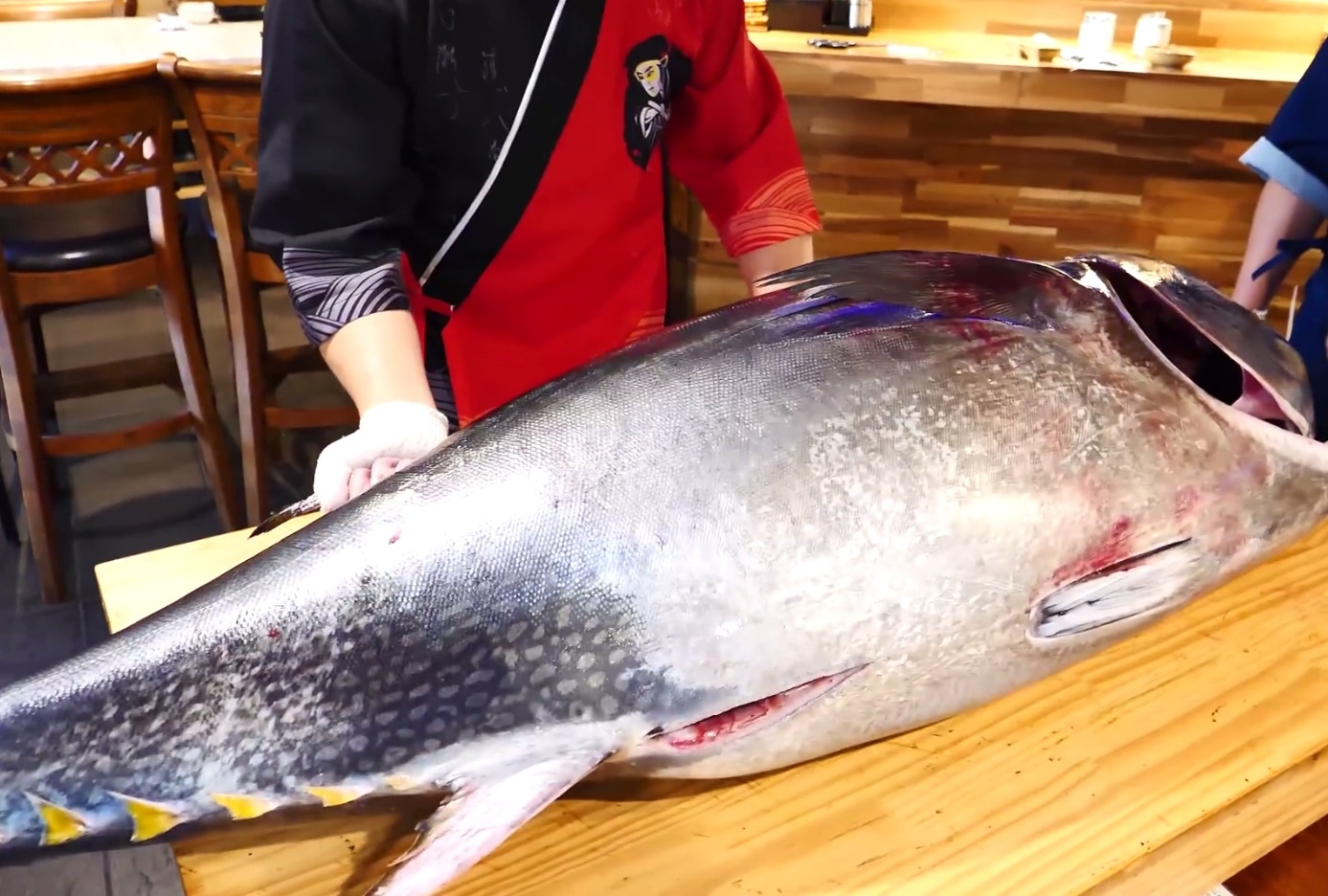 Nha hang trinh dien xe thit ca ngu khong lo truoc mat khach hinh anh