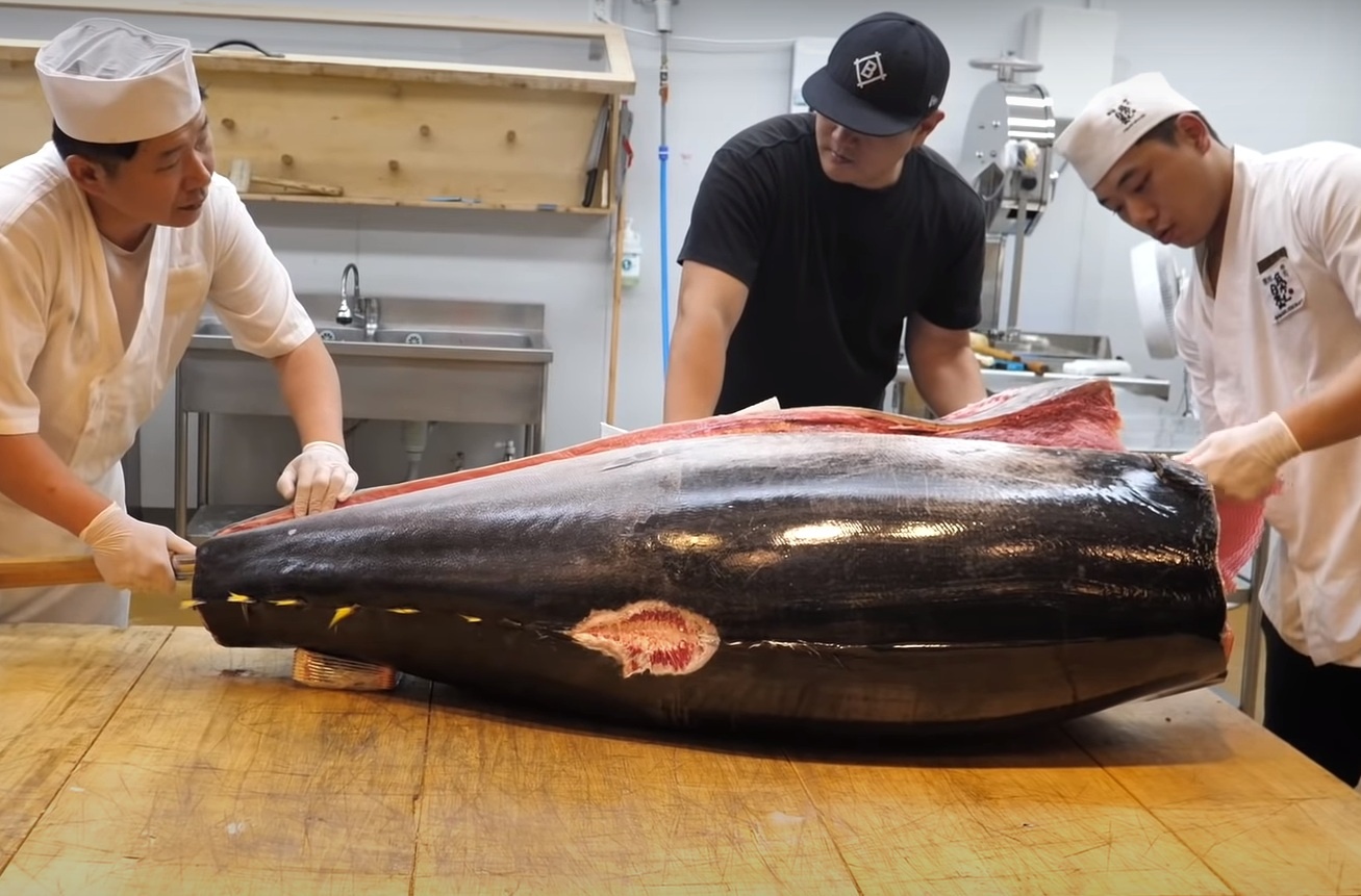 Xe thit ca ngu khong lo 250 kg o cho ca Han Quoc hinh anh