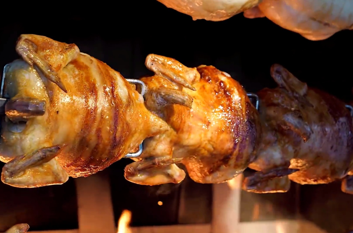 Cach lam ga nuong go soi dac biet o cua hang ven duong Han Quoc hinh anh