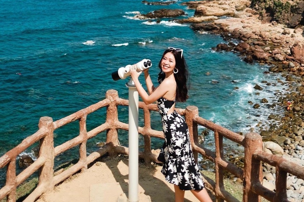 Bien xanh, cat trang Quy Nhon goi moi du khach kham pha hinh anh