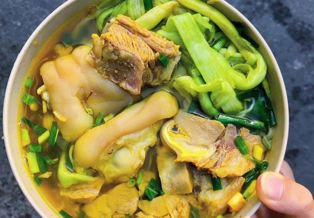 Nhung quan bun 'chui' dong khach ra vao o Ha Noi hinh anh