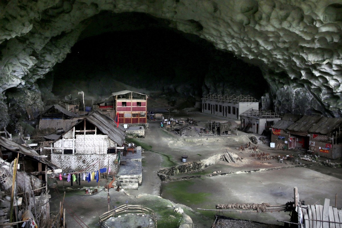 Ngoi lang trong hang dong cua nguoi Mieu o Trung Quoc hinh anh