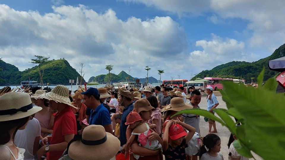 Cat Ba dong nghet khach anh 4