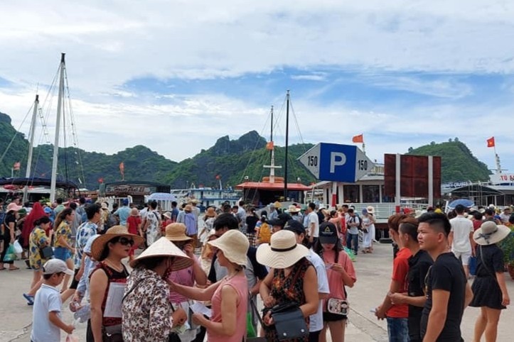 Cat Ba dong nghet khach, ben pha tac hon mot gio khong di chuyen hinh anh