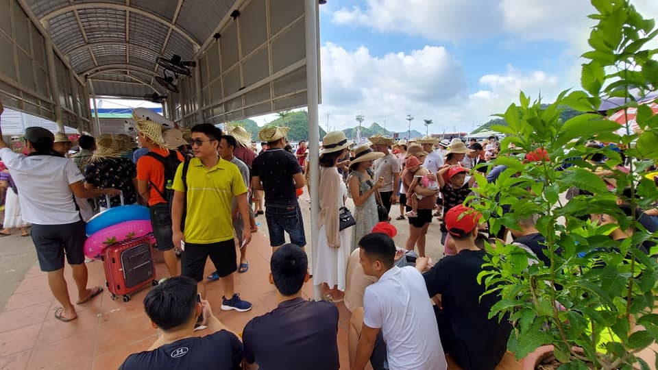 Cat Ba dong nghet khach anh 2