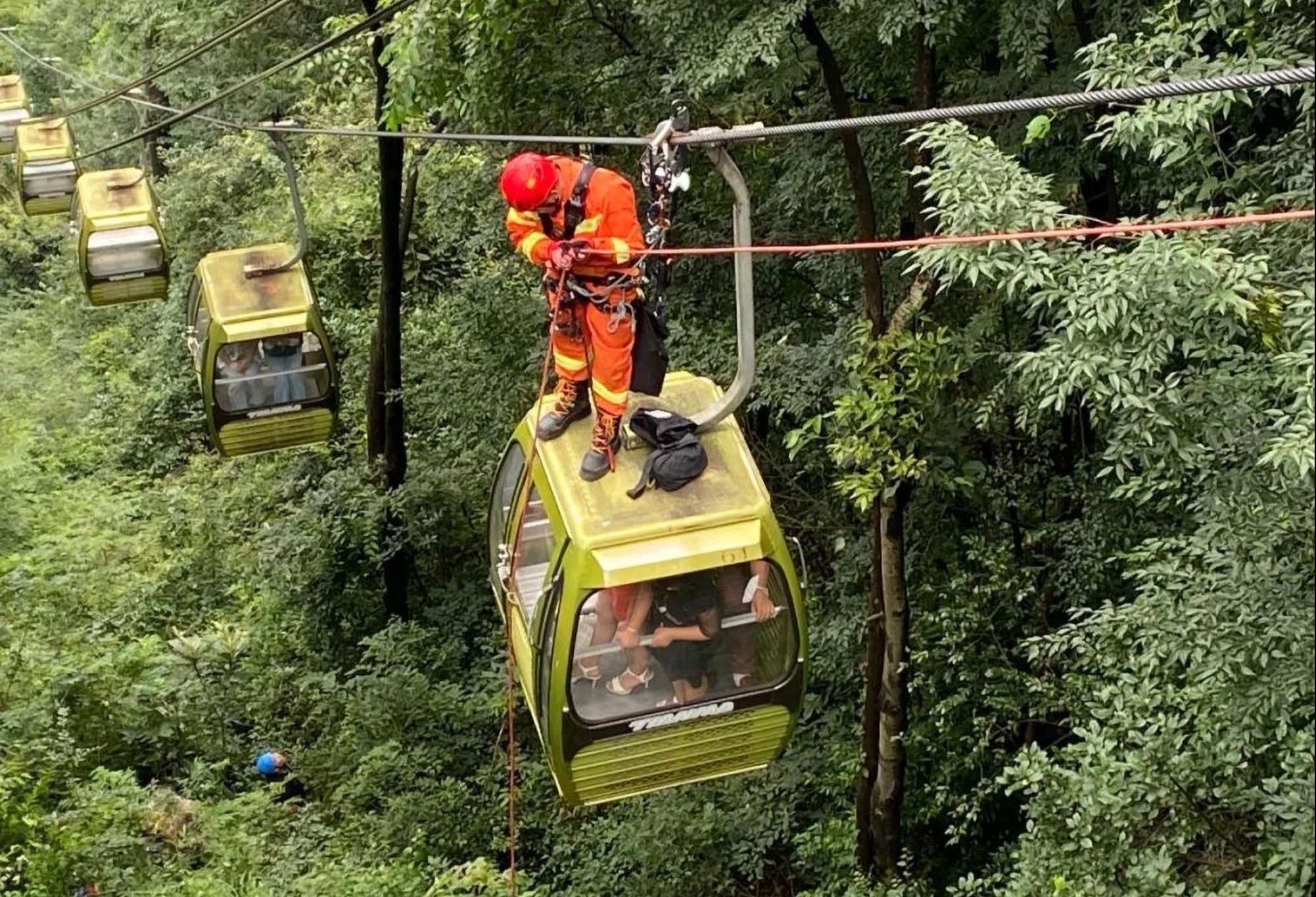 Giai cuu 18 khach mac ket tren cap treo do su co mat dien hinh anh