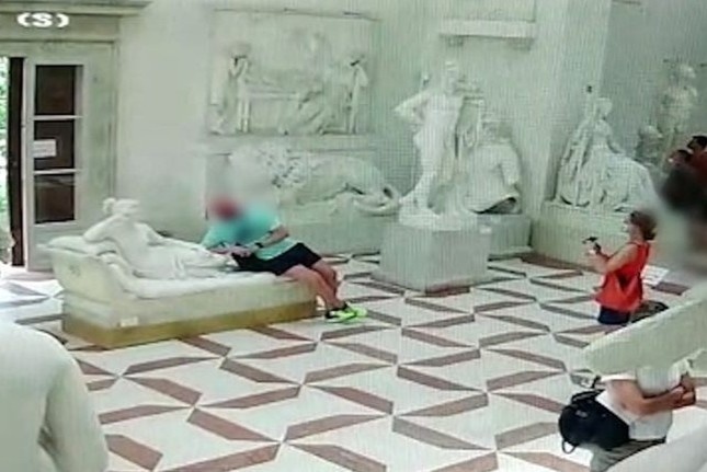 Mai chup hinh, nguoi dan ong lam vo buc tuong 200 nam tuoi hinh anh