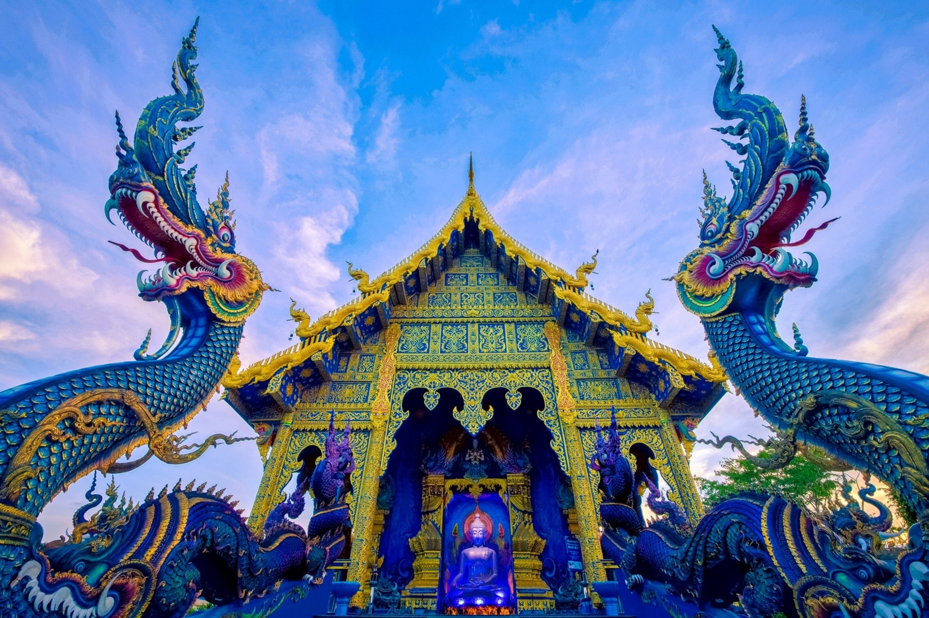 Ngoi chua dat vang phu mau xanh tu trong ra ngoai hinh anh