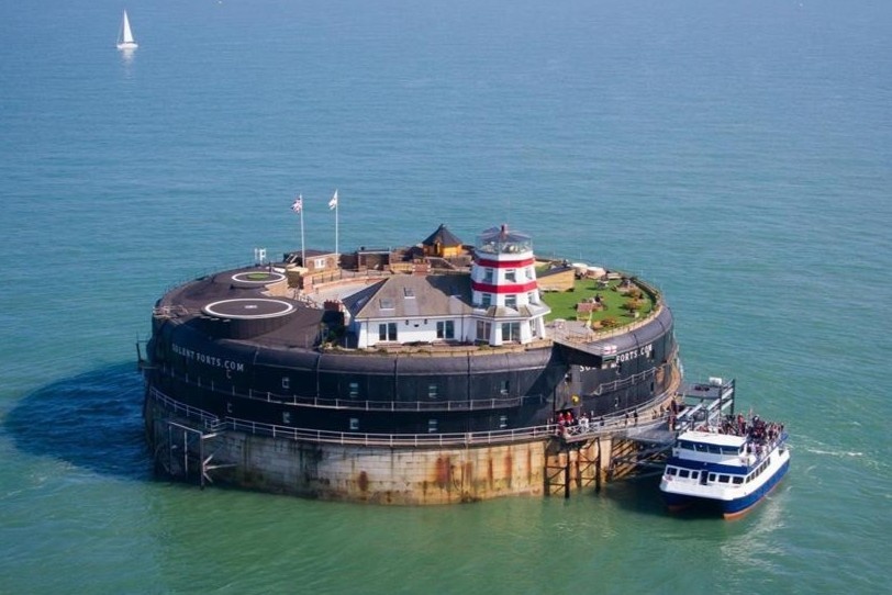 Phao dai bi bo hoang bien thanh khach san sang trong o Anh hinh anh