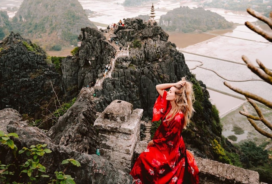 Ninh Binh huyen ao trong ong kinh cua du khach nuoc ngoai hinh anh