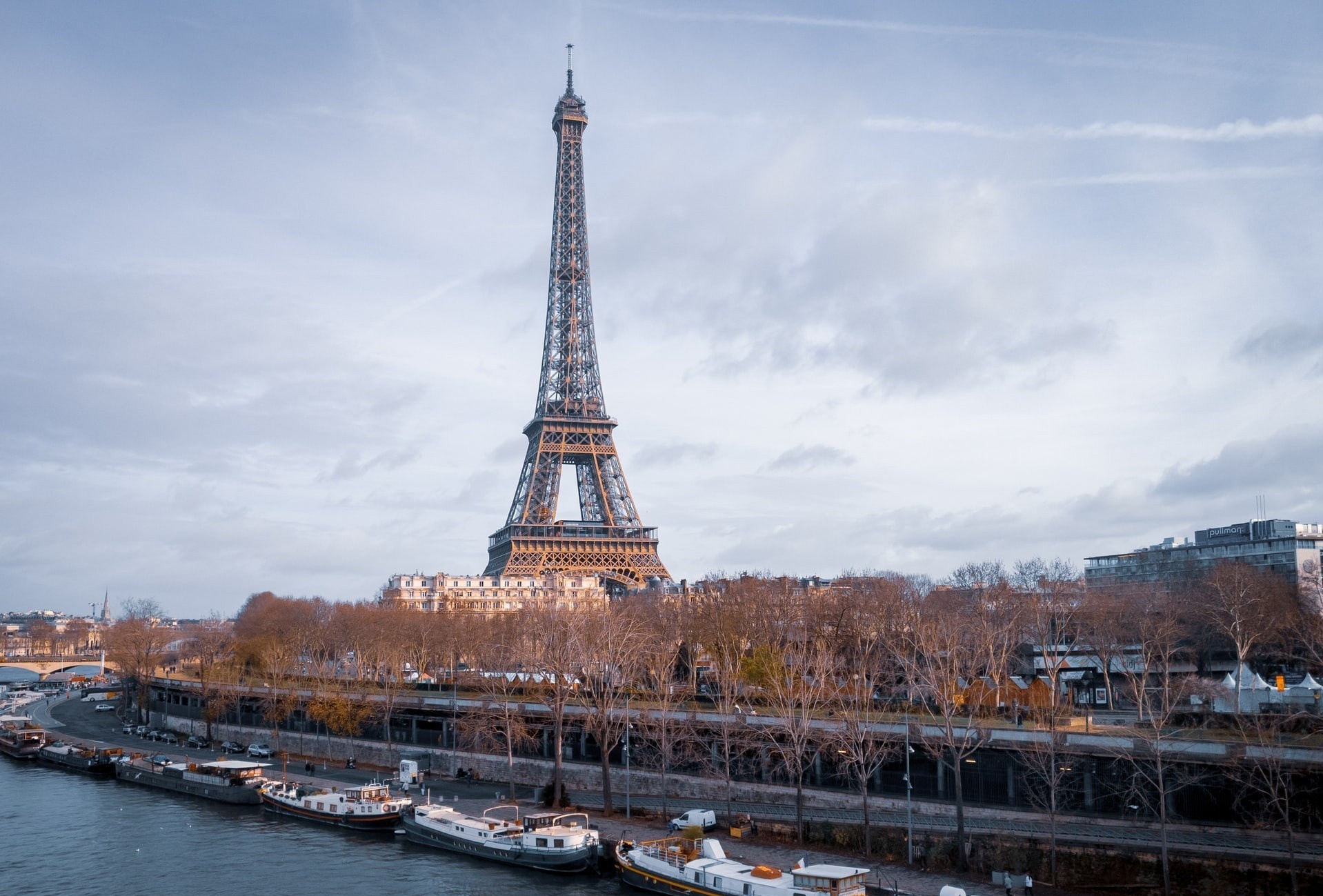 Thap Eiffel dung dau danh sach diem den bi phan nan hinh anh