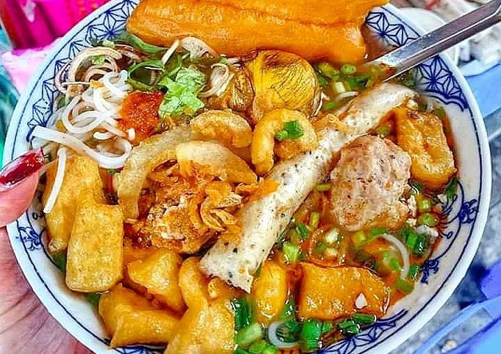 Cac kieu bun rieu khac la cho ngay mua hinh anh