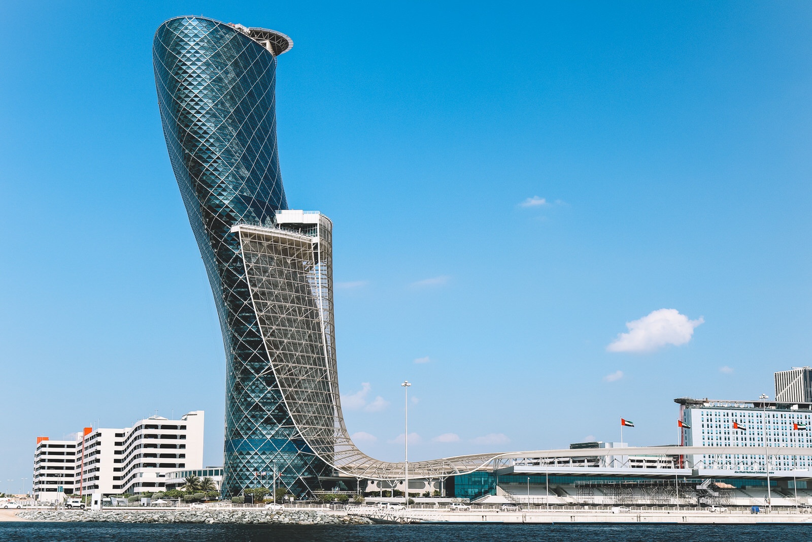 Toa nha nghieng nhat the gioi hinh anh