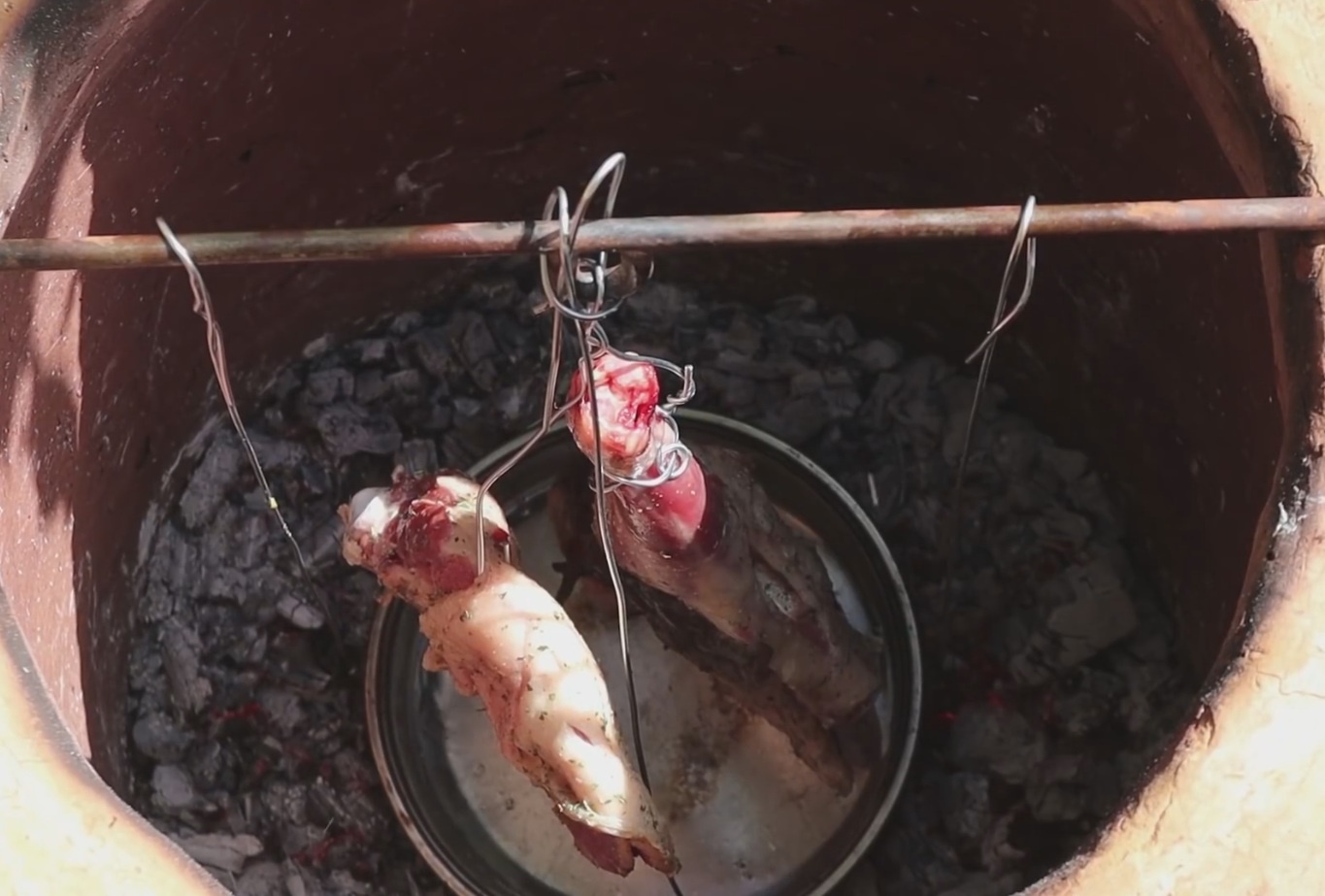 Nuong thit cuu trong lo dat hinh anh