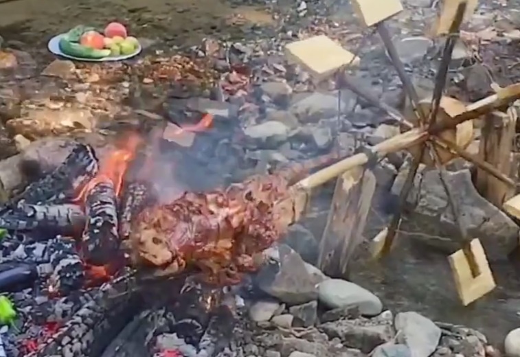 Nuong thit tren coi xay nuoc hinh anh