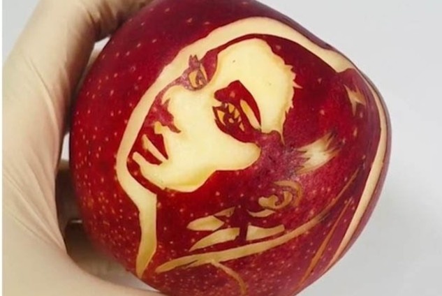 Khac chan dung nguoi noi tieng len trai cay hinh anh