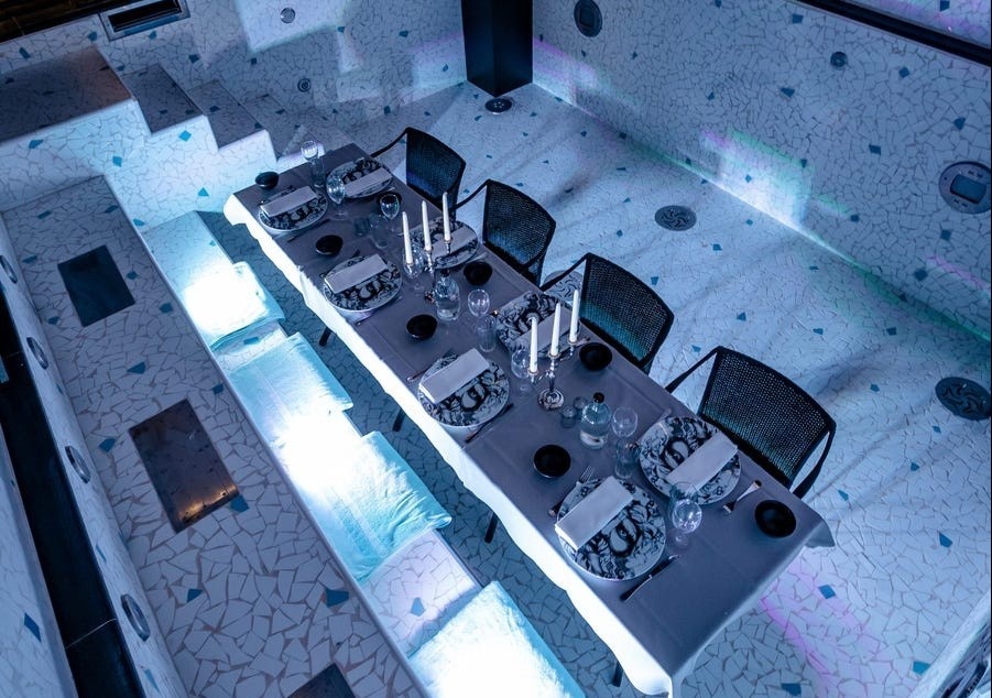 Khach san o Paris phuc vu bua toi trong be boi hinh anh