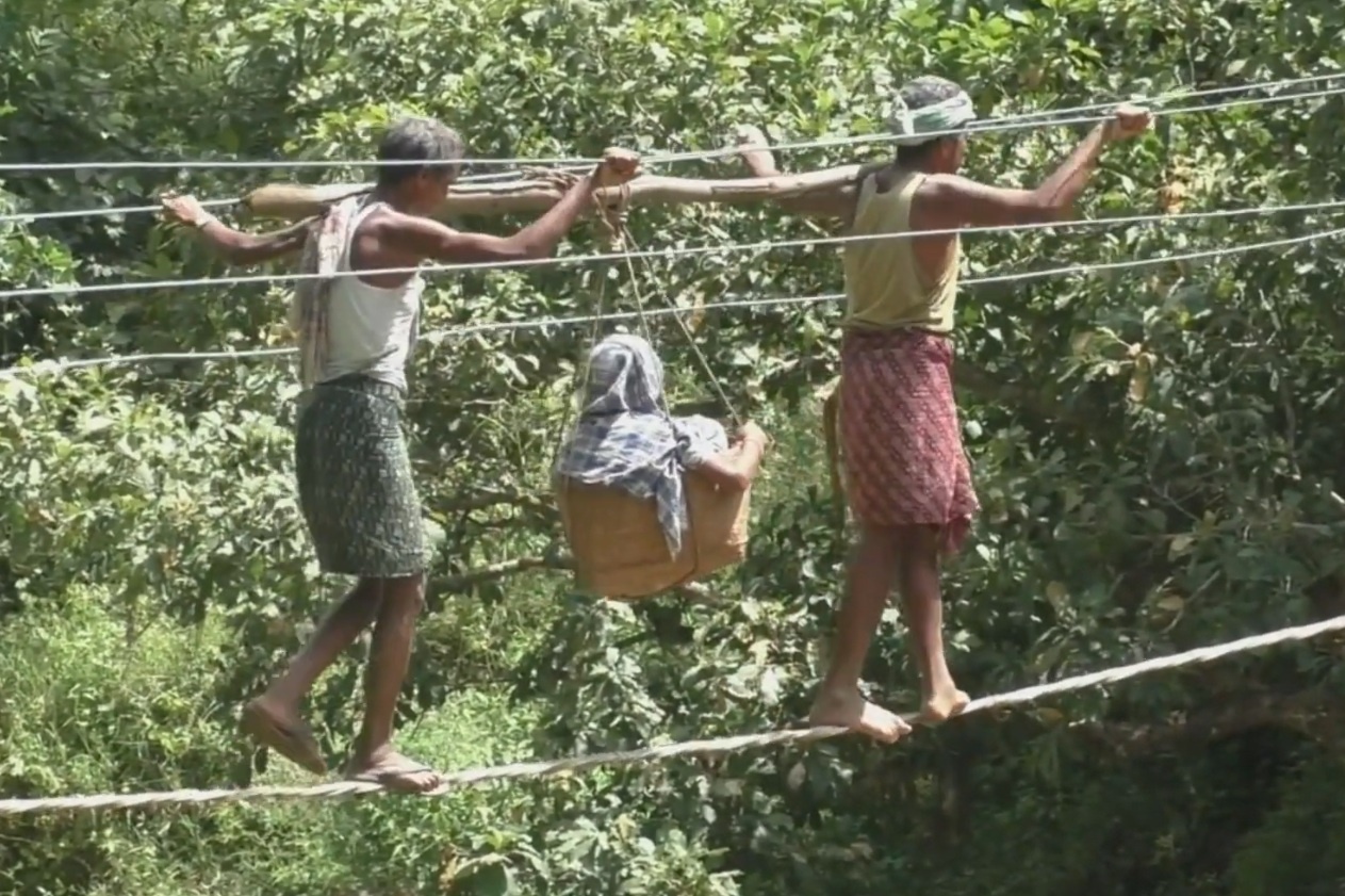 Noi nguoi dan di tren day de vuot song hinh anh