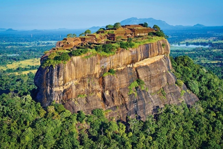 7 nui da nguyen khoi noi tieng the gioi hinh anh